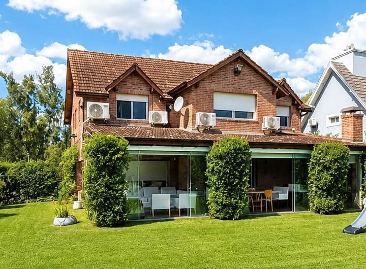 Casa · 250m² · 5 Ambientes · 3 Cocheras