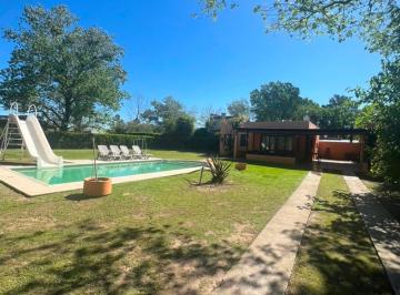 Casa de 3 ambientes, Funes · Casa con Amplio Patio y Pileta en Funes