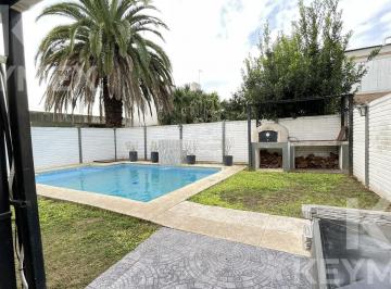 Casa · 177m² · 5 Ambientes · 2 Cocheras · Casa en Venta Los Hornos, 3 Dorm., Quincho, Piscina, Parque. Cochera 2 Autos
