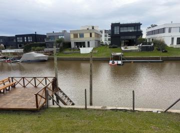 Casa · 245m² · 6 Ambientes · 4 Cocheras · Casa en Venta El Canal, Villanueva