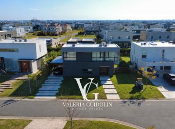 Casa · 173m² · 5 Ambientes · 4 Cocheras · Hermoso Alquiler en Puertos, Acacias