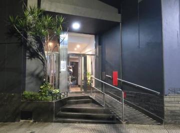 Ingreso al edificio · Depto 3 Amb. Parque Cahacabuco Duenos Vende