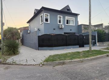 Casa · 200m² · 4 Ambientes · 2 Cocheras · Venta Amplia Casa 4 Amb. Terraza Parrilla Cocheras
