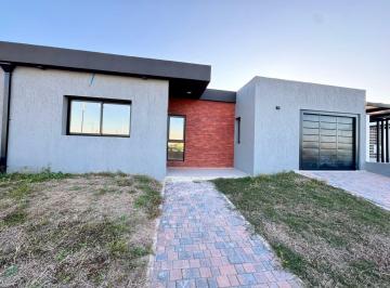 Casa · 136m² · 4 Ambientes · 2 Cocheras · Venta Casa Rincones Manantiales 2 D