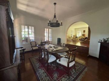 Casa · 297m² · 8 Ambientes · 4 Cocheras · Venta Casa con Pileta y Jardin Bella Vista