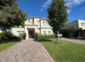 Casa · 275m² · 9 Ambientes · 1 Cochera · Casa en Venta en Barrio Privado Ayres Plaza Al 1000
