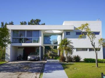Casa de 10 ambientes, Tigre · Casa Moderna, Muy Luminosa, con Vista Al Bosque