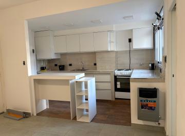 Cocina integrada · Dos Ambientes a Una Cuadra de La Estación Coghlan