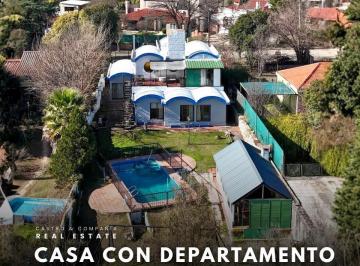 Casa · 302m² · 10 Ambientes · 2 Cocheras · Venta Casa con Pileta con Departamento Independiente en Los Manantiales – Villa Carlos Paz