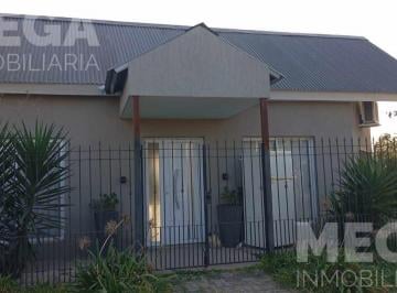 Casa · 166m² · 4 Ambientes · 1 Cochera · Luis Federico Leloir Al 100. Casa en Venta!