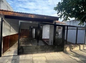 Casa de 3 ambientes, Lomas de Zamora · Casa 3 Ambientes en Alquiler con Cochera Semicubierta, Patio y Parrilla – Temperley