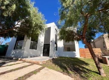 Casa · 170m² · 5 Ambientes · 2 Cocheras · Casa en Venta en Santa Emilia, Pilar del Este, Pilar