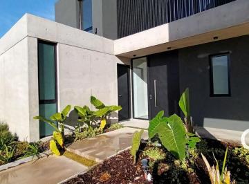 Casa · 276m² · 8 Ambientes · Casa en Venta - 4 Dorm. Playroom - La Calesa - Pilará