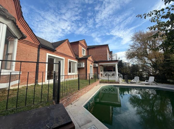 Casa · 800m² · 5 Ambientes · 1 Cochera