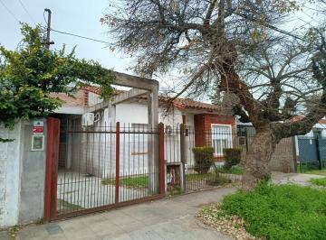 Casa · 50m² · 4 Ambientes · 5 Cocheras · Propiedad con 2 Viviendas y Gran Potencial
