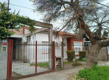 Casa · 50m² · 4 Ambientes · 5 Cocheras · Propiedad con 2 Viviendas y Gran Potencial