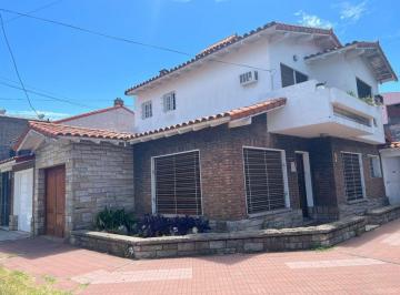 Casa de 4 ambientes, Lanús · Chalet Distribuido en 2 Plantas, con 3 Dorm., Patio y Cochera