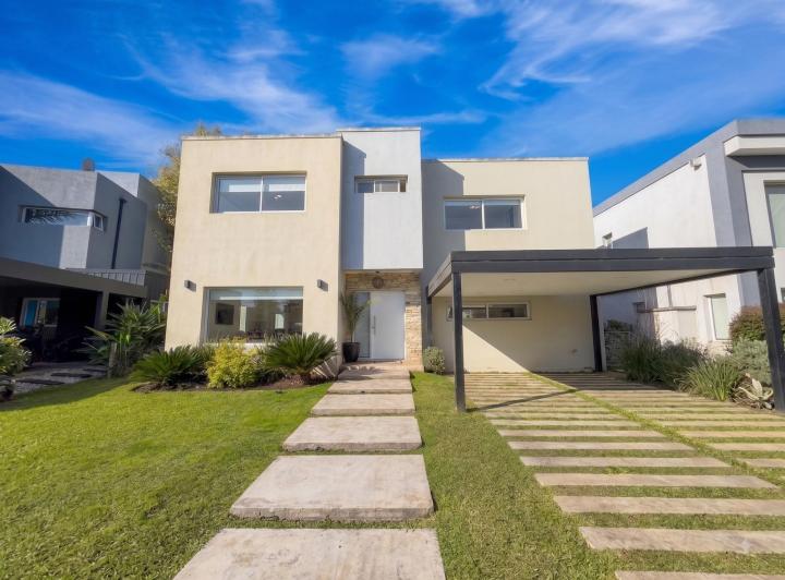Casa · 146m² · 4 Ambientes · 2 Cocheras