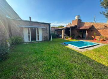 Casa · 116m² · 4 Ambientes · 2 Cocheras · Venta Casa en Hurlingham con Pileta
