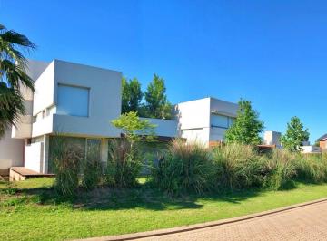 Casa · 327m² · 5 Ambientes · Casa - Funes