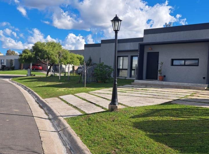 Casa en alquiler en Santa Elena · 4 ambientes