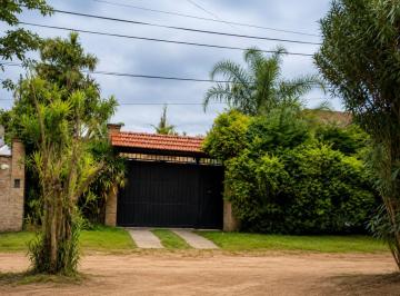 Casa · 211m² · 6 Ambientes · 2 Cocheras · Casa Quinta en Colastine/ Apta Crédito