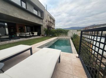 Casa de 5 ambientes, Ciudad de Mendoza · Casa 3 Dorm. con Piscina de Borde Infinito en Barrio Dalvian
