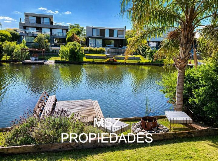 Casa · 390m² · 5 Ambientes · 4 Cocheras