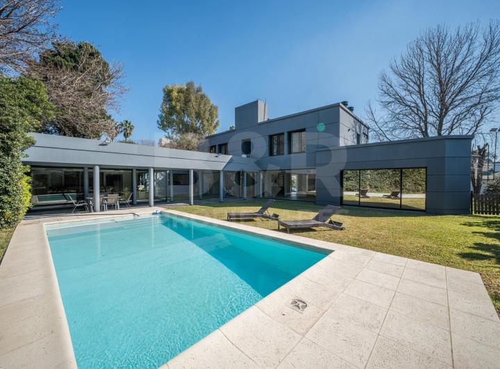 Casa · 1100m² · 8 Ambientes · 3 Cocheras