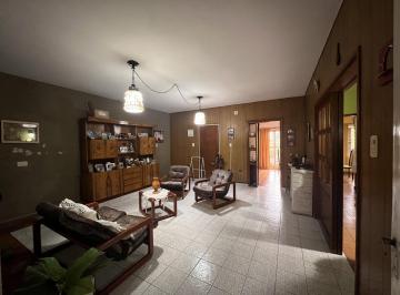 Casa · 331m² · 4 Ambientes · 1 Cochera · Casa en Rosario