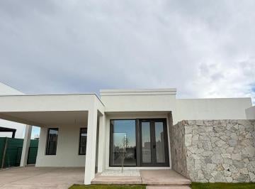 Casa · 223m² · 3 Dormitorios · 2 Cocheras · Inkasa Inmobiliaria - Vende Casa en Barrio Privado Lar de Boedo