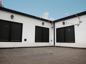 Casa · 177m² · 4 Ambientes · Casa 3 Dorm. en Venta, Los Hornos con Pileta