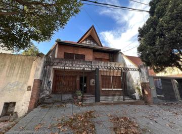 Casa · 227m² · 6 Ambientes · 3 Cocheras · Casa en Venta en Lanus Oeste
