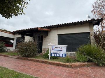 Casa de 4 ambientes, Chascomús · Hermosa Casa con Quincho, Gran Parque y Pileta en Chascomus