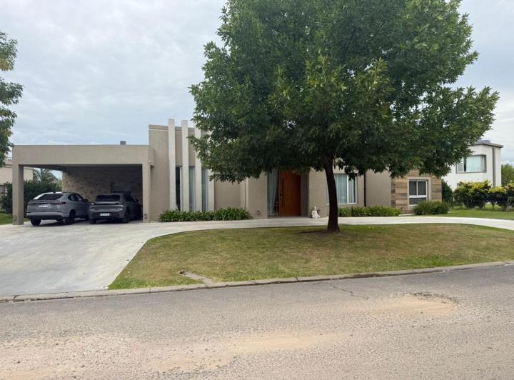 Casa · 350m² · 5 Ambientes · 4 Cocheras
