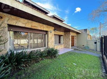 Casa · 215m² · 5 Ambientes · 2 Cocheras · Casa en Venta en Monte Grande Bien Ubicada con Parque
