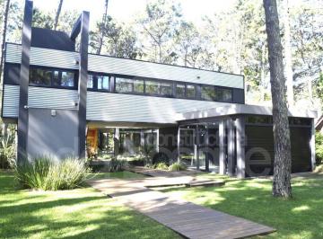 Casa de 6 ambientes, Cariló · Casa de Estilo Minimalista en Dos Plantas con Piscina y a Pasos del Centro