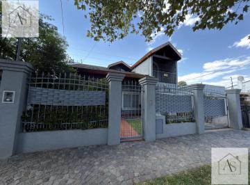 Casa · 180m² · 4 Ambientes · 2 Cocheras · Venta Casa Hurlingham 4 Dorm. Parque y Pileta