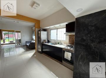 Casa · 280m² · 4 Ambientes · 1 Cochera · Alquiler Casa en Castelar, 4 Ambientes, 3 Dorm., Pileta Fondo y Garaje