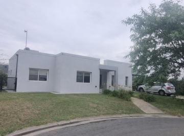 Casa · 170m² · 5 Ambientes · 3 Cocheras · Casa en La Horqueta de Echeverría