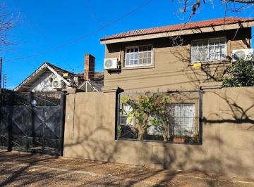 Casa · 160m² · 4 Ambientes · 2 Cocheras · Chalet en Venta 4 Ambientes en Castelar Sur