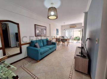 Casa · 70m² · 4 Ambientes · 2 Cocheras · Venta Dúplex 4 Ambientes en Banfield, Apto Crédito!