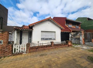 Casa · 427m² · 3 Ambientes · 1 Cochera · Casa 3 Amb. Sobre Amplio Lote de 420 m²
