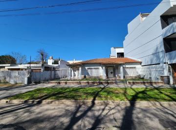 Casa · 140m² · 3 Ambientes · 6 Cocheras · Excelente Casa 3 Amb. con Amplio Parque Quincho y Pileta