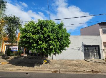 Casa · 90m² · 3 Ambientes · 1 Cochera · Casa 3 Amb. Sobre Lote Irregular