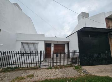 Casa · 70m² · 3 Ambientes · 3 Cocheras · Casa 3 Amb. con Pequeño Galpon y Patio