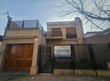 Casa · 238m² · 5 Ambientes · 3 Cocheras · Casa 5 Amb. con Garage Parque y Pileta