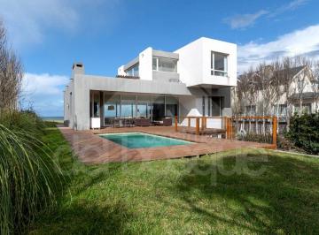 Casa de 7 ambientes, Cariló · Moderna Propiedad Frente Al Mar, en Dos Plantas, con 5 Dorm. y Piscina Climatizada