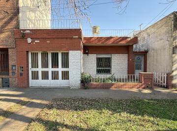 Casa · 90m² · 3 Ambientes · 1 Cochera · Casa Al Frente. 2 Dorm., Cochera Chica, Patio