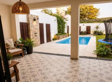 Casa · 300m² · 5 Ambientes · Venta | Casa | Hurlingham | Reciclada | Jardin | Pileta | Parrilla | 300 m | Cochera